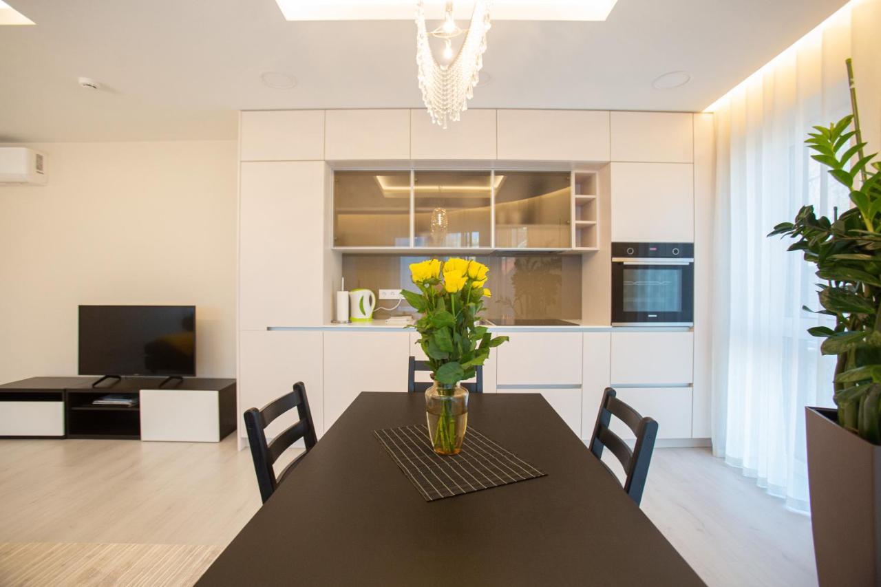 Luxurious Blue&Yellow Apartment In Kaunas Center Esterno foto